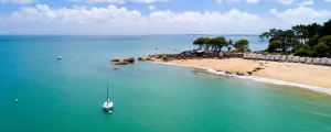 Plage de sable avec l'océan Atlantique vert turquoise en Vendée