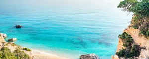 Plage de rêve depuis les falaises de Sardaigne