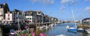 Vue sur le port de Guérande depuis un balcon fleuri