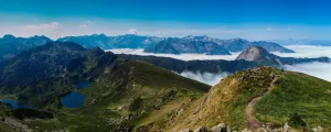 Randonneurs dans les montagnes des Pyrénées l'été dans l'Ariège