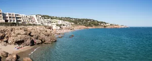 Immeubles d'une station balnéaire et mer Méditerranée dans l'Hérault