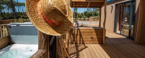 Terrasse d'un mobil home avec jacuzzi et un chapeau dans le camping le Vieux Port à Messanges dans les Landes