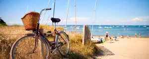 Vélo le long d'une barrière en ganivelle sur une plage de Vendée