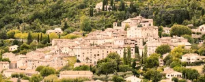 Village en pierre blanche dans les montagnes de l'arrière-pays dans le Var