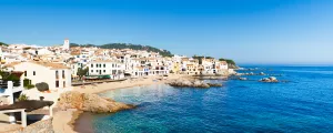 Village espagnol aux maisons blanches avec vue sur la mer Méditerranée