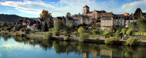 Village au bord d'une rivière en Corrèze