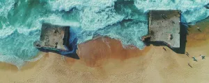 Vue du ciel sur les blockaus dans l'océan atlantique sur la plage de Capbreton