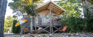 Cabane sur pilotis un des hébergements insolites du camping Le Vieux Port à Messanges dans les Landes