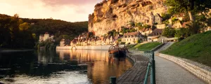 Habitations sur le fleuve Dordogne au coucher de soleil