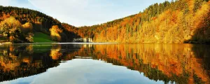 Lac des Brenets en automne dans le Doubs
