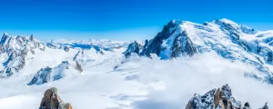 Montagnes dans les Alpes sous un ciel bleu