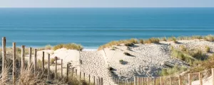 Descente vers une plage du Cap Ferret depuis la dune vers l'océan 