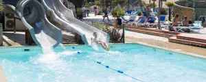 Descente de deux toboggans dans une piscine du camping le Vieux Port à Messanges dans les Landes