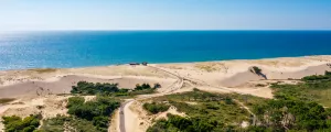Vue aérienne de l'accès direct à la plage du camping Le Vieux Port à Messanges dans les Landes