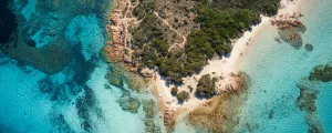 Péninsule vue d'avion entourée de l'eau translucide de la Mer Méditerranée