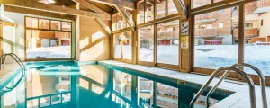 Piscine couverte de la résidence Les Chalets d'Edelweiss à la montagne dans les Alpes 