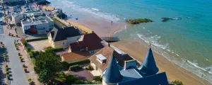 Vue aérienne d'Arromanches Les Bains, Normandie, France, Mulberry Harbour depuis le débarquement du D Day, lors de la Seconde Guerre mondiale dans le Calvados