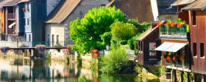 Ville d'Ornans dans le Doubs en Bourgogne-France-Comté pour votre séjour en camping en nature avec des paysages scéniques grâce à l'agence de tourisme et voyage Resasol pour vos vacances, loisirs et événements