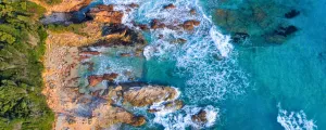 Vagues sur rochers bord de mer Corse du Sud Cargèse pour vos vacances camping en nature corsica avec les récifs et le soleil pendant votre séjour