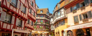 Grand Est _ Strasbourg Europe ville Urbain centre ville personnes-marchant-dans-la-rue-pres-dun-batiment-en-beton-brun-pendant-la-journee _ Resasol pour vos vacances, loisirs et événements dans le Nord-Est de la France