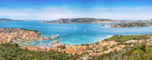 Vue aérienne de port de Palau et de Saint Stéphane avec les îles Maddalena à l'horizon, en Italie Sardaigne Sassari