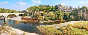 Vue de l'Ardèche, serpentant sous un pont dans le département de l'Ardèche