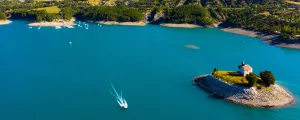 Le lac de Serre-Poncon et la chapelle St Michel prés du village de Chorges