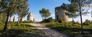 Anciens Moulins à découvrir lors de vos vacances en campings à Calvisson, dans le Gard.