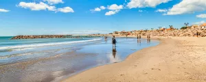 Le-Grau-du-Roi-gard-occitanie-france-camping-plage-languedoc-roussillon-mer-mediterrannee-personnes-balades-resasol-vacances-loisirs-evenements