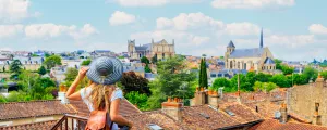Poitiers-vienne-nouvelle-aquitaine-campings-femme-regarder-horizon-urbain-paysage-ville-resasol-vacances-loisirs-evenements