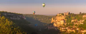 Rocamadour dans le département du Lot, au pied de la Dordogne, survolé par des mongolfières