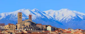elne-pyrenees-orientales-occitanie-france-camping-cathedrale-eglise-montagne-neige-campagne-batiments-resasol-vacances-loisirs-evenements