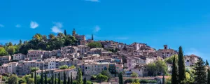 fayence-var-paca-france-campings-provence-alpes-cote-d-azur-village-perche-urbanisme-vert-carte-postale-resasol-vacances-loisirs-evenements
