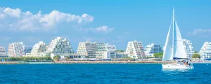 la-grande-motte-herault-occitanie-france-banniere-panoramique-bateaux-immeuble-pyramide-resasol-vacances-loisirs-evenements