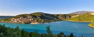 bauduen-var-paca-provence-alptes-cote-d-azur-france-campings-lac-sainte-croix-charmant-village-eau-turquoise-cristalline-verdon-provence-resasol-vacances-loisirs-evenements