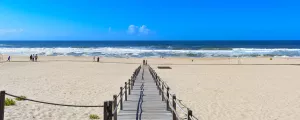 praia-de-mira-kreis-mira-portugal-ocean-atlantique-ponton-bois-acces-plage-personnes-resasol-vacances-loisirs-evenements