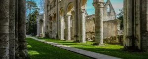 Jumieges-seine-maritime-normandie-france-ruines-monastere-abbaye-resasol-vacances-loisirs-evenements-camping-meilleur-visite-à-faire-absolument-recommandation