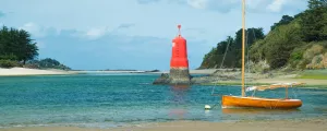 plestin-les-greves-cote-d-armor-bretagne-france-campings-france-resasol-loisirs-evenements-vacances-bateau-front-de-mer-bord-aquatique-colline-objet-touristique-rouge