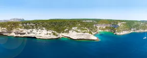 L'entrée du port de Bonifacio, en Corse, vue depuis les remparts