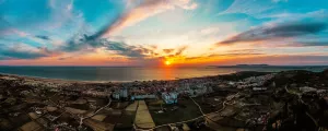 Coucher de soleil sur la mer à Costa Da Caparica, au Portugal