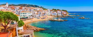 Paysage marin avec Calella de Palafrugell, Catalogne, Espagne près de Barcelone. Village de pêcheurs pittoresque avec belle plage de sable et d’eau bleue claire dans la baie agréable. Destination touristique célèbre en Costa Brava