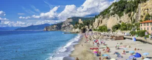 Vue d'une plage plage proche du village de Finale Ligure, sur la Riviera Italienne