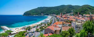 Vue de la ville de Noli et de sa baie aux eaux turquoises, dans la province de Savone sur la Riviera Italienne.