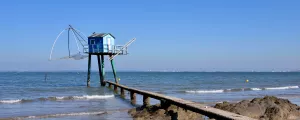 Un carrelet de pêche sur la plage de Saint-Michel-Chef-Chef