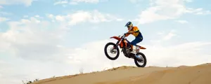 la ronde des sables hossegor capbreton moto cross dans la dune de sable avec ciel 