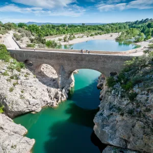 Aqueduc en pierre blanche enjambant le fleuve Hérault turquoise