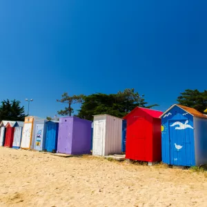 Cabanes de plage colorées sur l'île d'oléron