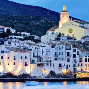 Lumières sur la ville de Cadaques sur la Costa Brava en Espagne 