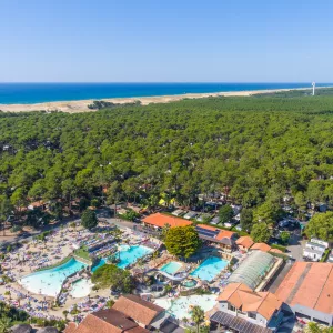 Vue aérienne du camping le Vieux Port à Messanges au bord de l'océan atlantique dans la forêt des Landes