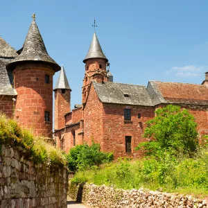 Château en brique rouge en Corrèze